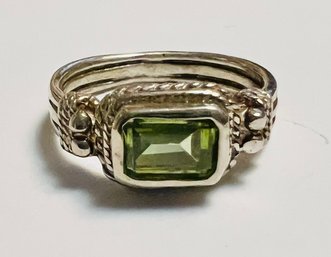 PRETTY STERLING SILVER PERIDOT RING