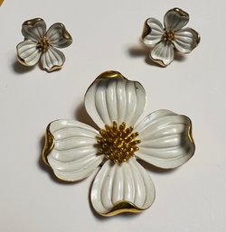 VINTAGE CROWN TRIFARI DOGWOOD GOLD TONE WHITE ENAMEL BROOCH & CLIP-ON EARRING SET