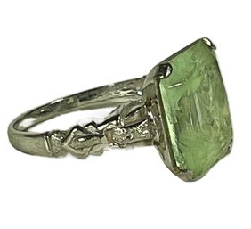 10K White Gold Ladies Vintage Ring W Green Stone