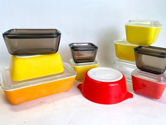 Box Of Assorted Pyrex Storage Containers