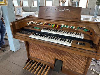 Beautiful Lowery Organ - Working Condition