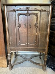 Depression Era Victor Radio In Standing Cabinet