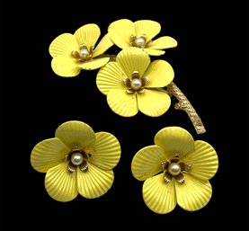 Beautiful Vintage SARAH COVENTRY Designer Enamel Flower Matching Brooch And Earrings Set