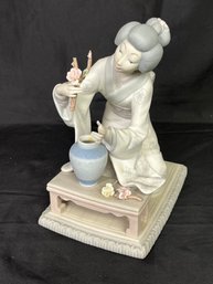 Lladro Retired Porcelain Figurine  'Japanese Girl Decorating' #4840 Made In Spain