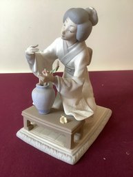 LLADRO ASIAN WOMEN WITH VASE FIGURINE