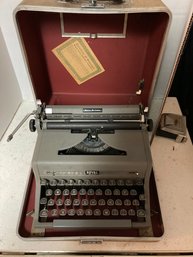 Vintage Royal Quiet De Luxe Typewriter Glass Keys , Comes With Case