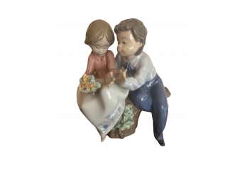 Lladro Porcelain Figurine 5701 'just A Little Kiss'