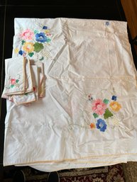 Vintage Embroidered Tablecloth & Napkin Set