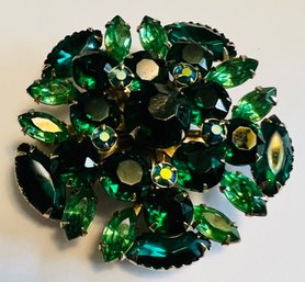 STUNNING VINTAGE GREEN RHINESTONE BROOCH