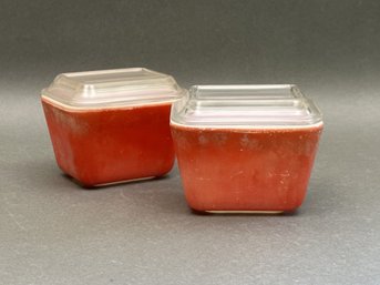 A Pair Of Vintage Pyrex Refrigerator Dishes In Red With Clear Glass Lids