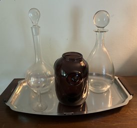 A DAINISH MODERN TRAY, A GIAMETTI PURPLE GLASS VASE, GLASS DECANTERS, AND GLASSES