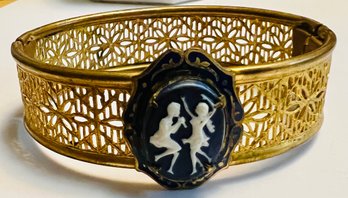 VINTAGE PIERCED GOLD TONE MOLDED PLASTIC DANCING CAMEO BRACELET