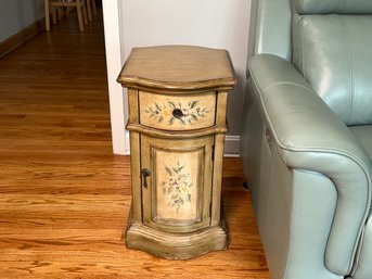 Pretty End Table With Floral Design