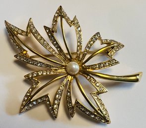 VINTAGE SIGNED NAPIER GOLD TONE RHINESTONE & FAUX PEARL LEAF BROOCH