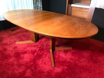 BERNH PEDERSON & SON 1960s Vintage Expandable Oval Dining Table With 2 Leaves & 15 Custom Table Cloths - WOW