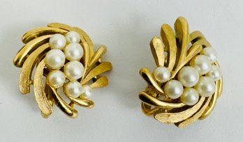 VINTAGE SIGNED CROWN TRIFARI GOLD TONE FAUX PEARL CLIP-ON EARRINGS