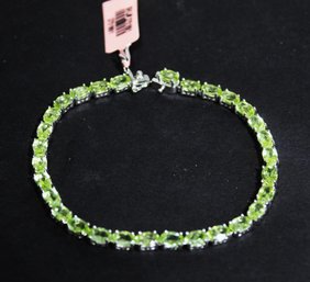 Fine Contemporary Sterling Silver Link Bracelet Having Genuine Peridot Stones 7 1/2'