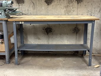 An Adjustable-Height Workbench With A Built-In Outlet