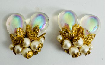 VINTAGE GOLD TONE FAUX PEARL AND OPALESCENT GLASS CLIP-ON EARRINGS