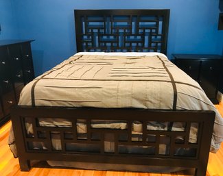 BROYHILL Perspectives Queen Lattice Panel Bed In Graphite