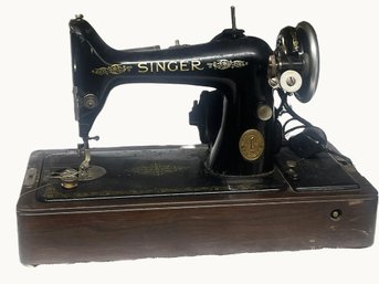 Singer Great Britian 128K Hand Crank Sewing Machine In Original Wood Carry Case With Key