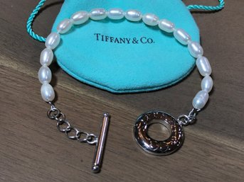 Fabulous TIFFANY & Co Sterling Silver & Freshwater Pearl Toggle Bracelet With Tiffany Pouch - 8' Long - NICE !