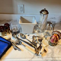 A Group Of Miscellaneous Kitchen Items