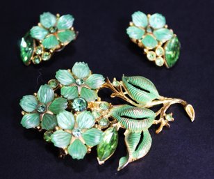 VINTAGE GREEN GLASS AND RHINSTONE GOLD TONE FLORAL BROOCH & EARRINGS