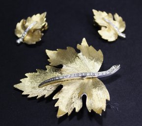 FINE GOLD TONE LEAF BROOCH AND EAR CLIPS VINTAGE FINE QUALITY