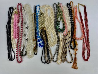 Lot Of Vintage Costume Jewelry: Necklaces (24)