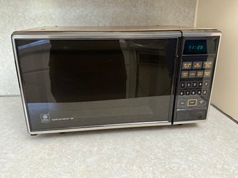 General Electric Space Maker III Microwave