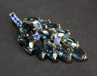 VINTAGE BLUE RHINESTONE LEAF FORM BROOCH 1960S