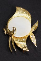 VINTAGE SIGNED BOUCHER ANGEL FISH GOLD TONE BROOCH MOP BELLY