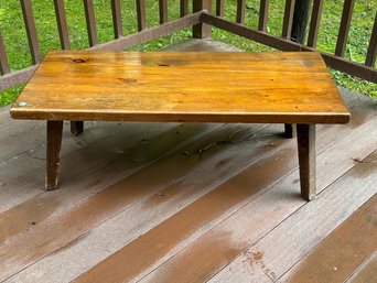 A SPLAY LEG PINE COFFEE TABLE