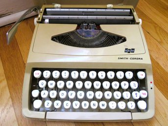 Smith Corona Corsair Typewriter With Case