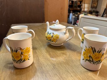 Crochendy Crefftaur Canatrefe Teapot And 4 Mugs - Made In Wales