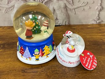 Set/2 Peanuts Snoopy Christmas Themed Snow Globes