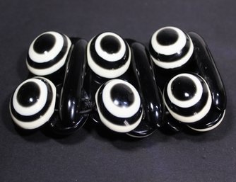 FINE VINTAGE 1960S BAKELITE PLASTIC ELASTIC BRACELET BLACK AND WHITE BULLSEYE PATTERN