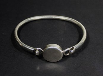 FINE HEAVY STERLING SILVER MEXICAN BANGLE BRACELET HAVING ROUND MEDALLION