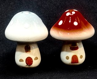 Adorable Ceramic Mushroom Salt & Pepper Shaker Sey