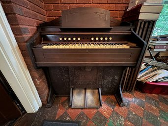 WORKING ANTIQUE PUMP ORGAN