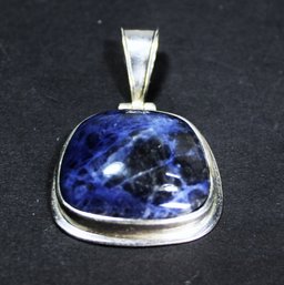 FINE STERLING SILVER LARGE PENDANT HAVING BLUE LAPIS STONE