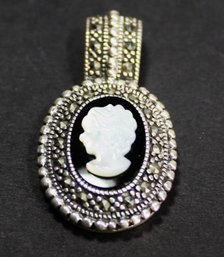 FINE STERLING SILVER PENDANT HAVING ONYX MOTHER OF PEARL CAMEO