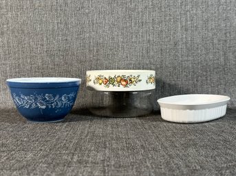 A Selection Of Vintage Pyrex & Corning Ware