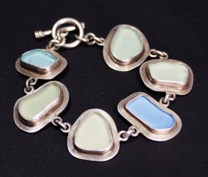 SIGNED 'SGD' STERLING SILVER LINK BRACELET HAVING SEA GLASS STONES