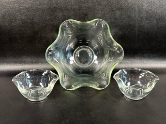 A Set Of Three Bowls In Clear Glass With Ruffled Rims