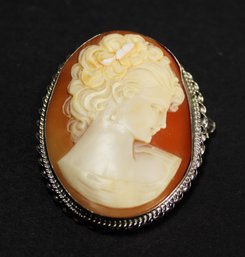 VERY FINELY CARVED SHELL CAMEO IN STERLING SILVER FRAME