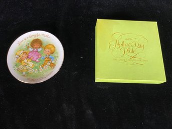 Avon 1983 Mother's Day Plate 'love Is A Song For Mother'