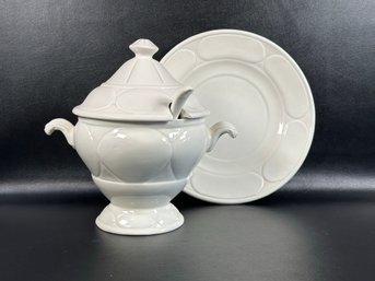 An Elegant Vintage Footed Tureen With Lid, Ladle & Underplate In Glazed White Ceramic