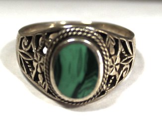 FINE STERLING SILVER MEN'S RING HAVING MALACHITE OVAL STONE OPENWORK SHOULDERS SIZE 11`